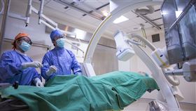心導管檢查發現患者險致命原因為「心肌梗塞」，醫療團隊儘速打通血管置放支架救命；圖非當事人。（圖／光田綜合醫院提供）