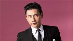 包偉銘恭喜兒子登記結婚。（圖／包庭政提供）