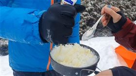 雪山圈谷積雪60公分，飄下罕見三月雪，登山客興奮堆雪人蓋雪屋，煉乳雪花冰 (圖／登山客阿賓提供)
