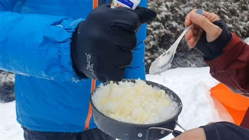 雪山飄罕見3月雪！雪花飛登山客嗨爆