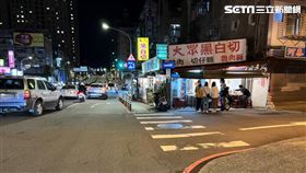 澳門籍梁姓女大生騎車載送女同學，竟直接撞進寶元路小吃店。（圖／翻攝畫面）