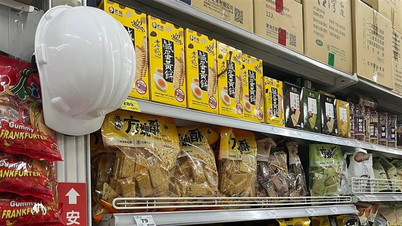 零食區為何掛安全帽？不是給你用的