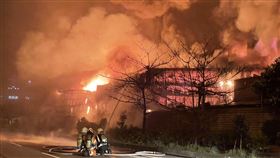 桃園市觀音區成功路二段化工廠全面燃燒。（圖／翻攝畫面）