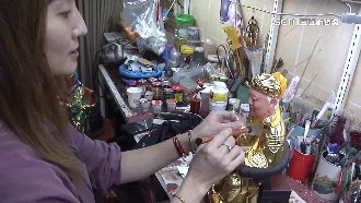 為神尊貼金箔　佛具店吸收成本喊苦