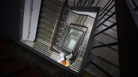 台師大全校消毒（3）台灣師範大學一名學生確診2019冠狀病毒疾病（COVID-19，武漢肺炎），2日起清明連假進行全校消毒清潔工作，消毒人員在樓梯間噴灑消毒水。中央社記者張新偉攝　109年4月2日