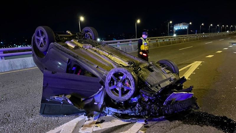 新北男酒駕自撞翻車　脫困後突然跳橋
