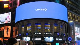 俄羅斯遭制裁  摩根大通宣布撤出美國摩根大通集團10日宣布撤出俄羅斯，成為俄羅斯入侵烏克蘭後第2家決定放棄俄國生意的華爾街大型銀行。圖為紐約時報廣場的摩根大通廣告牆。中央社記者尹俊傑紐約攝  111年3月11日