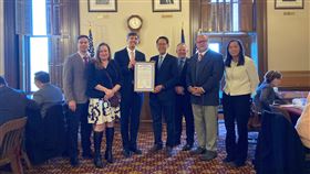 密西根州議會設友台連線  頒贈成立宣言美國密西根州參眾議會9日成立「友台連線」，擔任共同主席的6名跨黨派議員向駐芝加哥辦事處長姜森（中）頒贈成立宣言。（駐芝加哥辦事處提供）中央社記者尹俊傑紐約傳真  111年3月11日