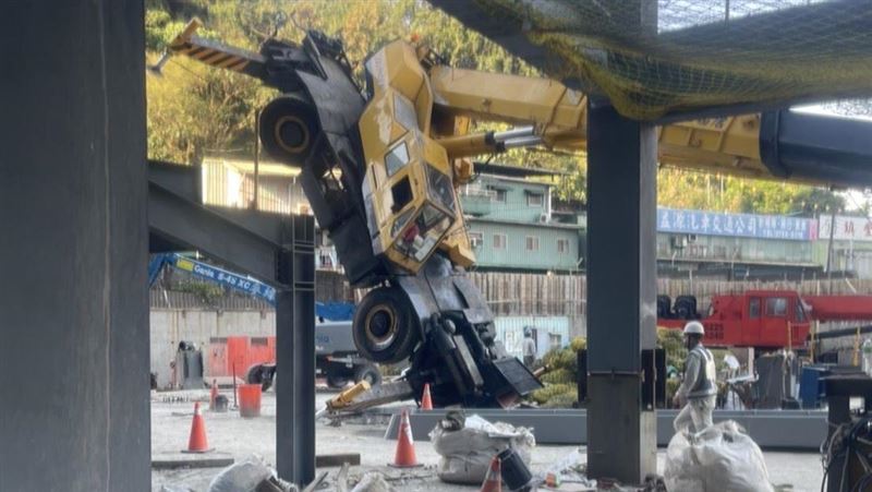 新／南港驚傳工安意外　吊車翻覆砸地