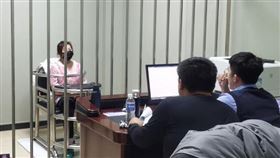 50歲大媽謊稱32歲，從不卸妝騙過27歲小男友。（圖／翻攝自微博）