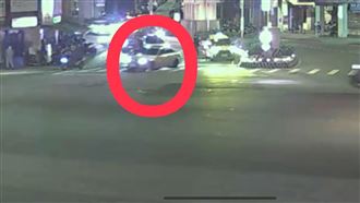賓士拒檢逃遭警連轟3槍！驚險畫面曝