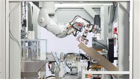 蘋果公司升級拆解機器人Daisy，現在可分辨23種iPhone機型，每年可拆解120萬台iPhone。（圖／翻攝自蘋果公司網頁apple.com）
