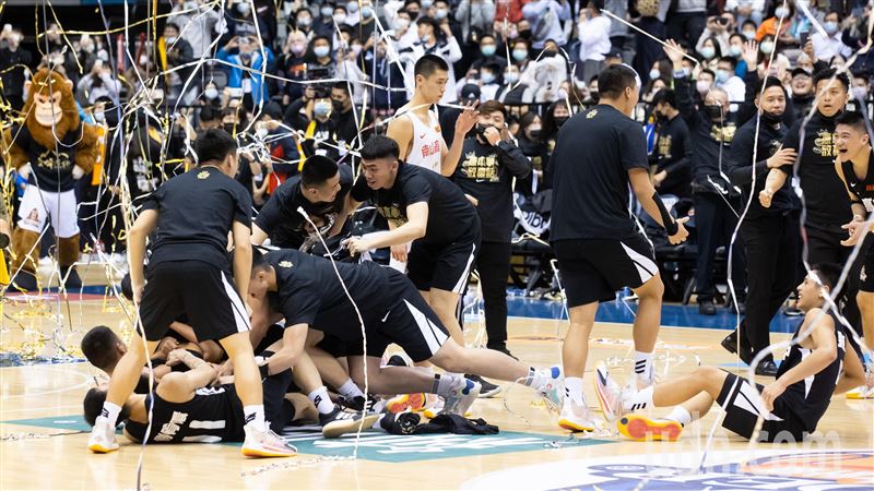 HBL決賽看聯合新聞網留言送球鞋！