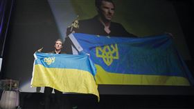 班奈狄克康柏拜區揮舞烏克蘭國旗聲援烏國。（圖／翻攝自SBIFF官方推特）