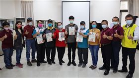 萬巒鄉公所培訓在地導覽員屏東萬巒鄉公所發展觀光，培訓在地導覽員，共有32名通過測試，合格導覽員將在公所規劃的「萬果風情節」小旅行計畫等系列活動中登場，帶領民眾深入認識萬巒。（萬巒鄉公所提供）中央社記者李卉婷傳真  111年3月11日