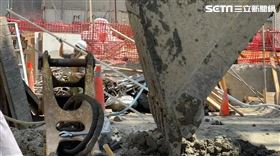 彰基院區新建工程工安意外，擋泥牆坍塌，怪手駕駛遭掩埋無生命跡象 (圖／翻攝畫面)