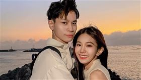 網紅情侶檔「眾量級CROWD」（圖／翻攝自眾量級臉書）