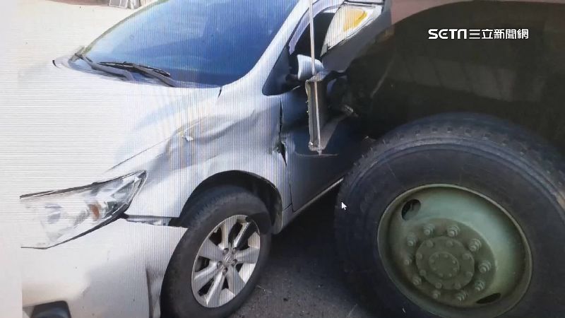 軍車換車道　撞轎車害打滑90度急煞