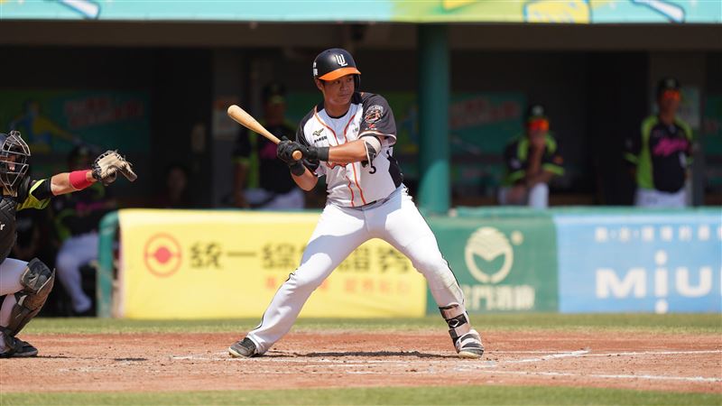 施冠宇測試右外野　林岳平說明想法