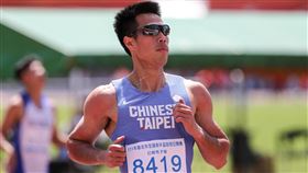 楊俊瀚青年盃200公尺飆20秒79摘金（2）111年新北市全國青年盃田徑公開賽11日在板橋運動場進行最後一天賽事，「台灣最速男」楊俊瀚在公開男子組200公尺決賽以20秒79摘金。中央社記者裴禛攝  111年3月11日