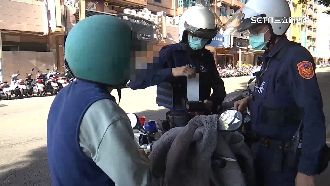 機車騎上人行道遭開單　騎士傻眼喊冤