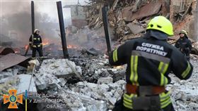 烏克蘭緊急救難單位表示，中部城市第聶伯羅11日凌晨發生3起空襲，造成1人身亡。（圖／翻攝自facebook.com/MNS.GOV.UA）
