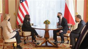 美國副總統賀錦麗（左2）10日與波蘭總統杜達（右2）會面，討論俄烏戰爭引發的難民問題。（圖／翻攝自twitter.com/VP）
