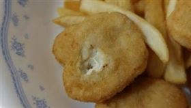 網友到摩斯買套餐，發現其中一個雞塊有洞。（圖／翻攝自Dcard）