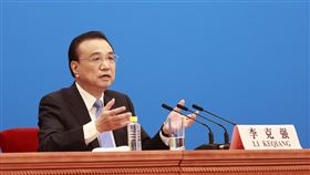 李克強「畢業」總理記者會  稱疫情是最大挑戰中國國務院總理李克強11日出席任內最後一次的年度總理記者會，他說本屆政府最大挑戰是COVID-19疫情衝擊。（中新社提供）中央社  111年3月11日