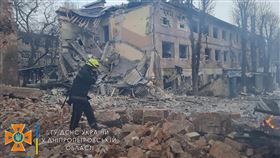 美國國家情報總監10日說，俄羅斯軍隊對烏克蘭平民展開魯莽攻擊。圖為烏克蘭中部城市第聶伯羅遭到空襲。（圖／翻攝自facebook.com/MNS.GOV.UA）
