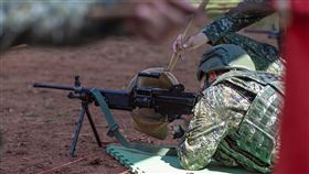 召員實施M249班用機槍10公尺射擊。（圖／軍聞社提供）