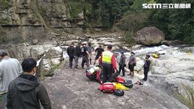 苗栗神仙谷劇組拍攝影集，2人墜溪命危。（圖／翻攝畫面）