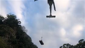 苗栗神仙谷劇組拍攝影集，2人墜溪命危。（圖／翻攝畫面）