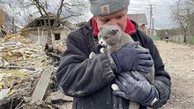 烏克蘭男子失去11名家人　無助站廢墟前。翻攝自烏克蘭外交部推特