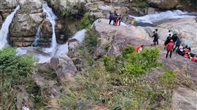 苗栗神仙谷劇組拍攝影集，2人墜溪命危。（圖／翻攝畫面）