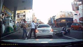 台中警方攔截圍捕于姓通緝犯，李姓婦人慘遭流彈擊中腳踝。（圖／翻攝畫面）