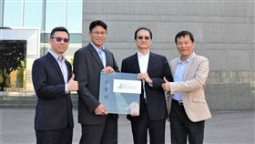 鴻海科技集團11日宣布於新北市土城虎躍總部榮獲美國健康建築Fitwel三星級（3 Star Rating）標章認證，鴻海科技集團台北總務總處處長梁立信（左起）、企業溝通處處長暨發言人巫俊毅、中央健康衛生總處總醫師陳基宏、集團環保長洪榮聰與三星級標章共同合影。（圖／鴻海提供）