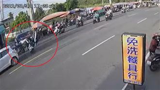 騎士突前翻撲街　因9秒前攤販一動作