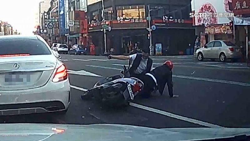 大里警匪槍戰！畫面曝光　流彈傷騎士