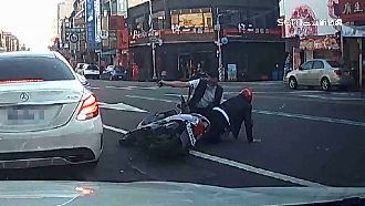 大里警匪槍戰！畫面曝光　流彈傷騎士