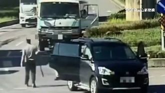 水泥車酒駕肇事　被撞兄弟檔持棒猛砸