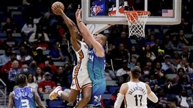 ▲鵜鶘新秀瓊斯（Herbert Jones）超狂隔扣。（圖／美聯社／達志影像）