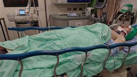 中和一台賓士拒檢遭影方連開三槍，後座鍾男腦部中彈，鍾男母親泣訴，兒子存活率很低，即使救活恐怕也成植物人。 家屬提供