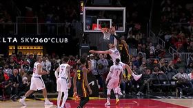 ▲楊恩（Trae Young）空拋，隊友隔扣213公分長人。（圖／翻攝自老鷹推特）