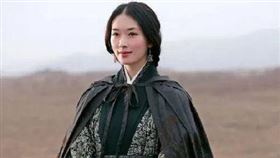 周瑜 梁朝偉 小喬 林志玲  ▲（圖／翻攝自《星聞快遞》微博）