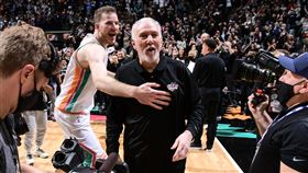 ▲馬刺總教練波波維奇（Gregg Popovich）成為NBA史上最多勝教練。（圖／翻攝自NBA推特）