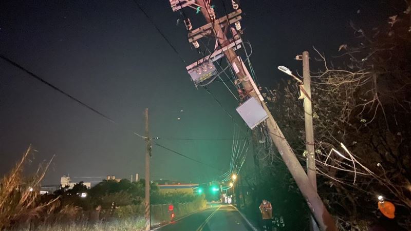 新／楊梅電線桿遭裝甲車撞斷停電