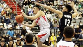 光復高中首闖HBL冠軍賽　陳將(雙)貢獻25分110學年度高中籃球聯賽（HBL）男子組4強戰，光復高中「最強高中生」陳將(雙)（持球者）12日攻下全場最高的25分，助隊終場以78比63擊敗泰山高中，隊史首闖冠軍賽。中央社記者張新偉攝　111年3月12日