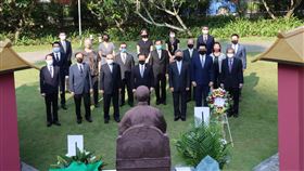 紀念國父逝世97週年 駐星代表赴晚晴園致敬紀念國父孫中山逝世97週年，駐新加坡代表梁國新12日率旅星僑界及台商代表、駐星代表處官員等人到晚晴園向國父銅像獻花致敬。中央社 111年3月12日