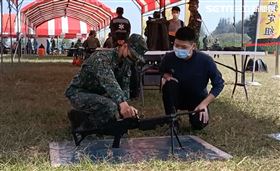 彰化中部教召第一梯現場還有迫擊砲與步槍示範演練。（圖／民眾提供）